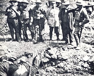 Clemenceau viewing German body.
