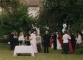 Utdelning av bröllopspresenter i trädgården på Salta. Gunnar Hoppe ses med en tavla. 375 kB