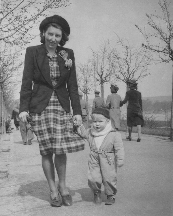 M&auml;rta och Stefan p&aring; promenad april 1942